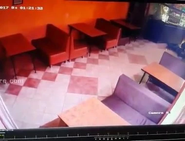 Βίντεο: Ένοπλοι εκτελούν με ΑΚ-47 θαμώνες σε καφέ στη Ρωσία